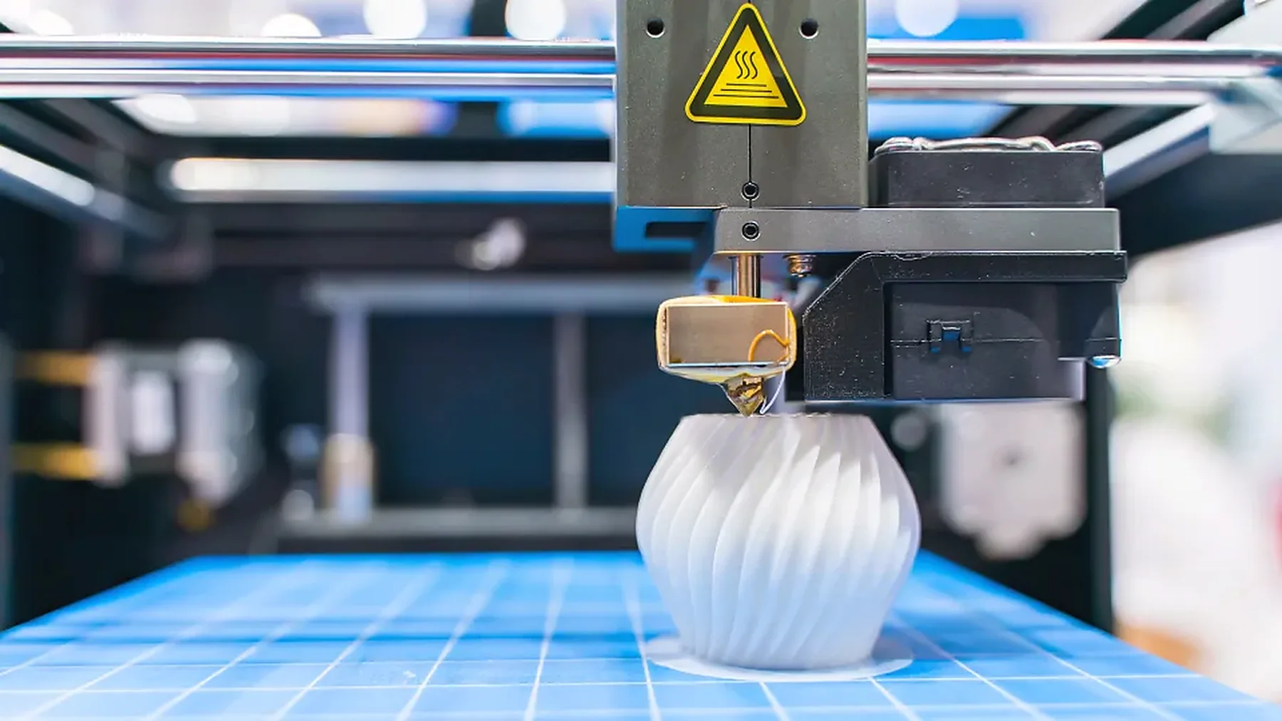 Stampante 3D professionale durante la realizzazione di un componente