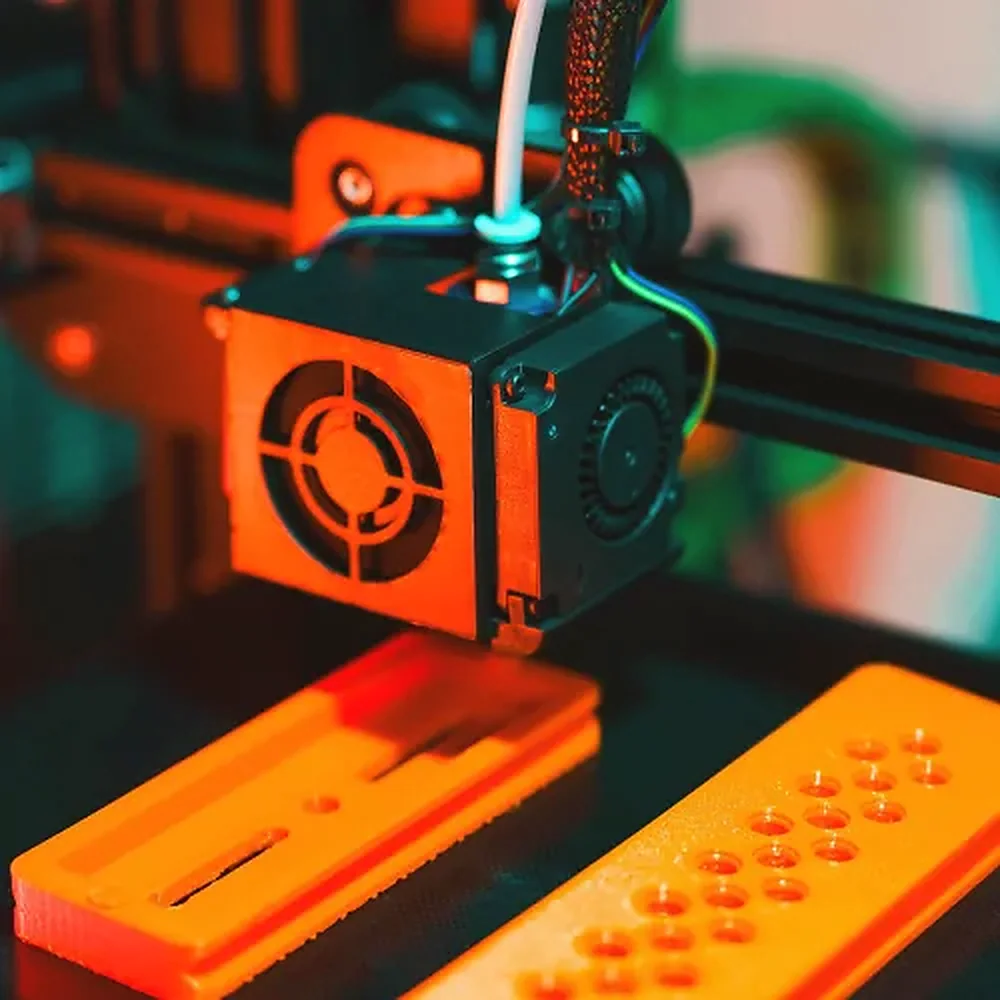Stampante 3D a filamento in funzione durante la stampa di un componente
