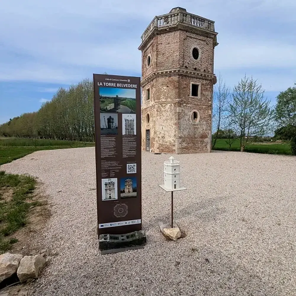 Totem informativo con riproduzione in scala di una torre storica