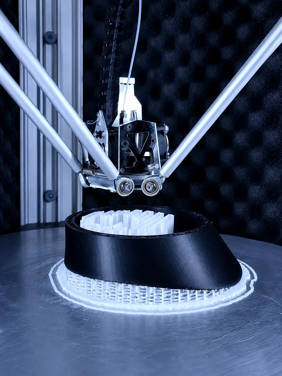 Stampante 3D delta durante la realizzazione di un componente di grandi dimensioni